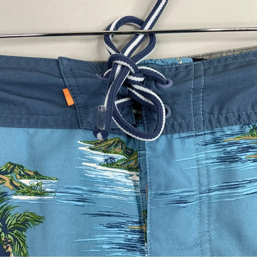 Quiksilver Waterman Board Men's Blue Island Print Board Shorts. US Size 36.